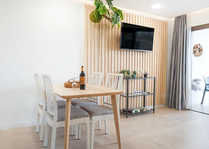 Newly Renovated, Luxurious Apartment With A Heated Pool - By Tenerifehints 度假居 *