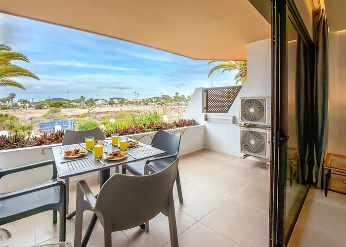 Newly Renovated, Luxurious Apartment With A Heated Pool - By Tenerifehints 度假居